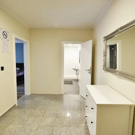 Apartment Dorya Am Ring Cologne
